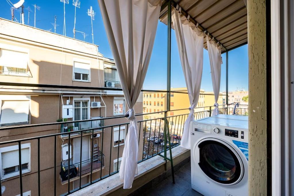 Stylish Apartment Rome Air Conditionig Wifi Tv 50 Metro 4 Minutes Away Luaran gambar