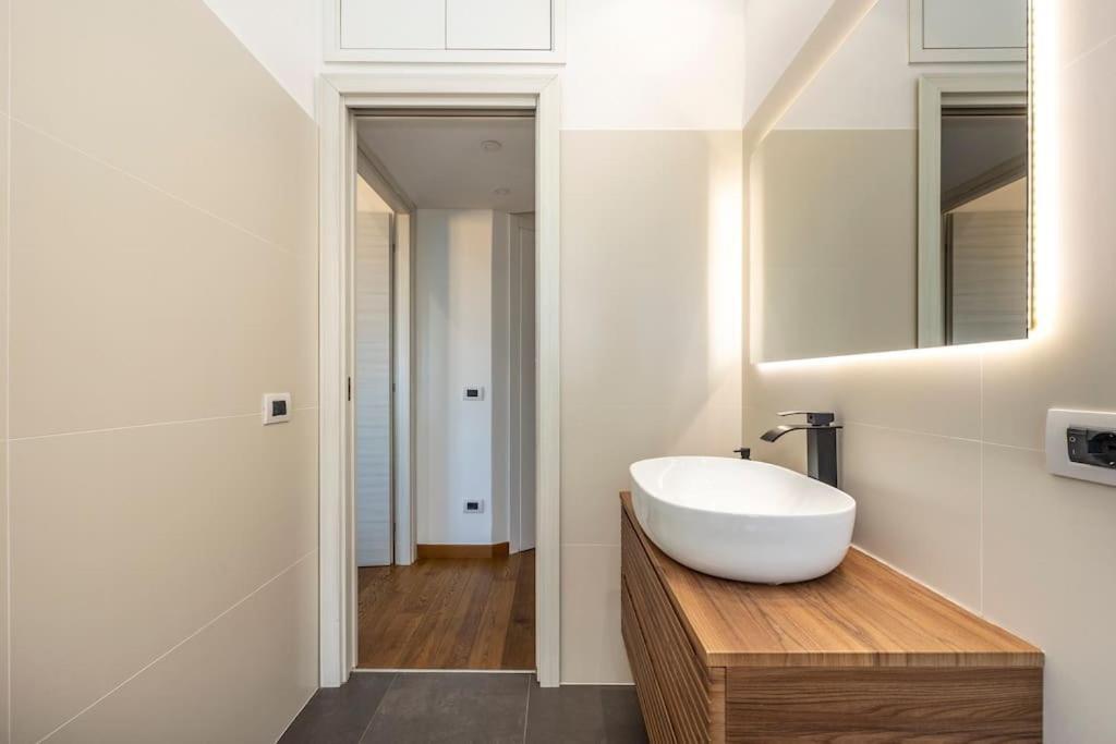 Stylish Apartment Rome Air Conditionig Wifi Tv 50 Metro 4 Minutes Away Luaran gambar